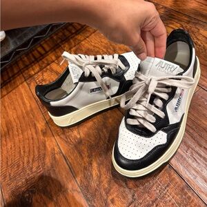 Autry medalist sneakers 👟 size 9